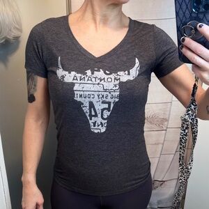🔥2/$10 NEXT LEVEL•| Grey & White V-neck Bull/Steer Head Size Small